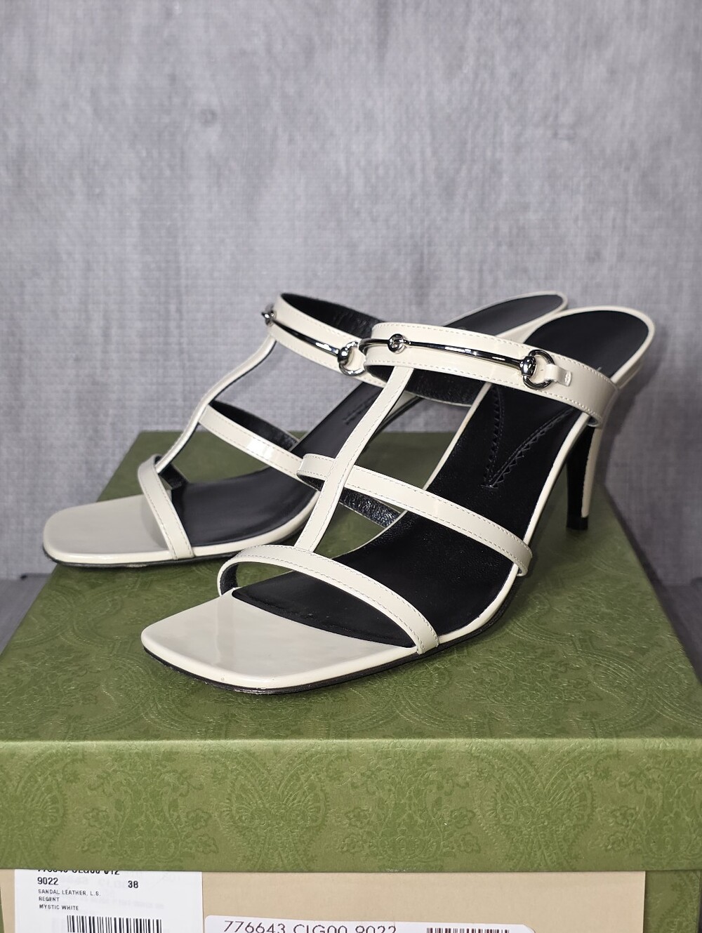 Gucci Horsebit Accent Patent Leather T-Strap Sandals Women's Size 38/7.5 US